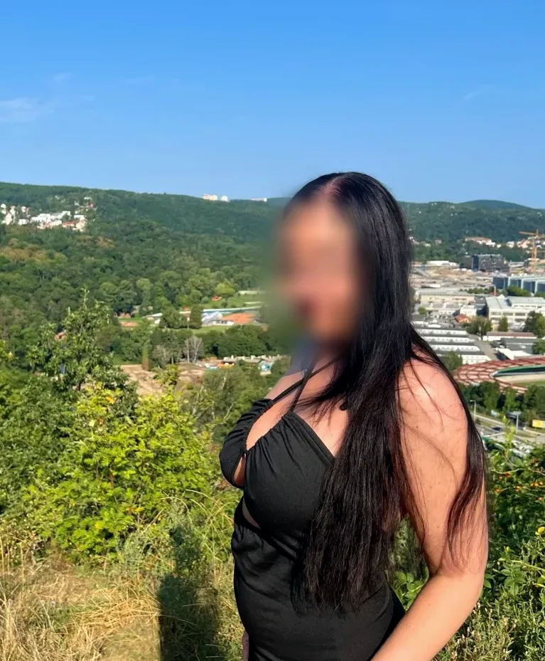 Lucia, 32
