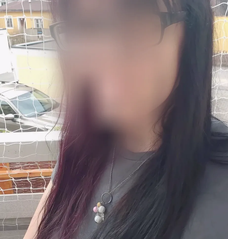 Manuela, 37