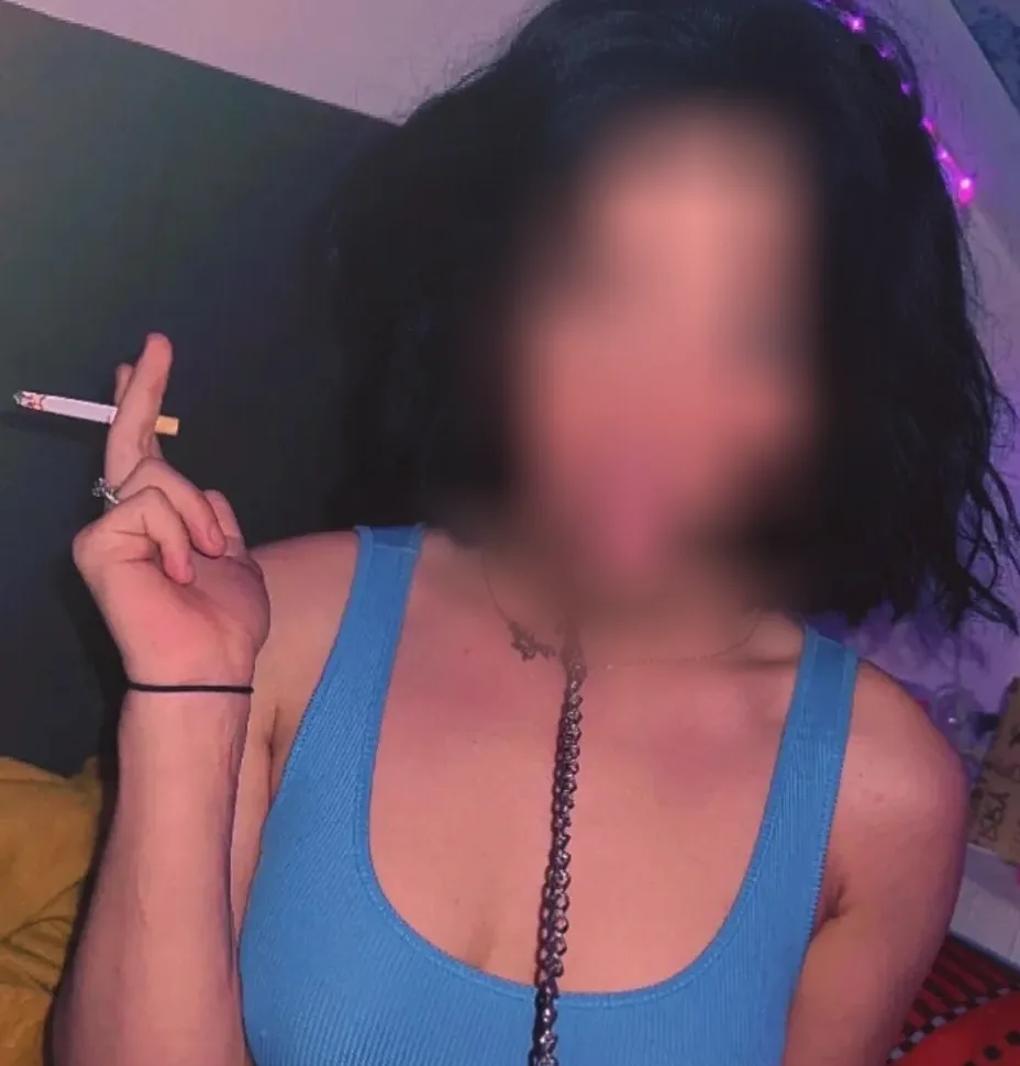 Sandra, 23